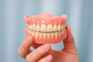 دهان مدل نایاب دندان ساختگی برای درمان دندان ها در کلینیک آرنیک.