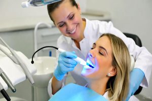 آیا بلیچینگ به مینای دندان آسیب می‌زند؟